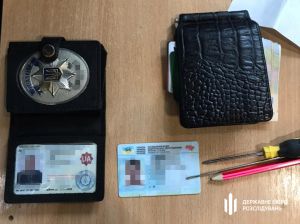 Поліцейські вибивали хабарі
